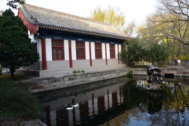 邻水的建筑，应该也是新盖的了