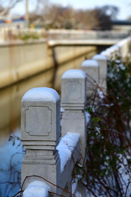 河边雪景