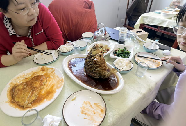 增蹦鲤鱼,一桌子菜 增蹦鲤鱼,一桌子菜